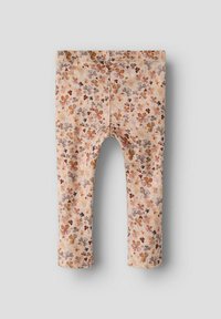 Legginsy w kwiaty z miękkiego materiału, z jasnoróżową bazą i wzorem pomarańczowych, fioletowych i brązowych kwiatów. Elastyczny pas i długość 7/8.