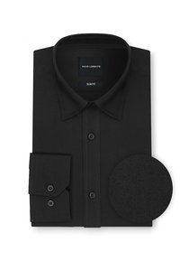 Czarna, dopasowana koszula z teksturowanej tkaniny, z kołnierzem typu spread, listwą na guziki oraz pojedynczym mankietem o zaokrąglonych krawędziach; zawiera próbkę tkaniny.