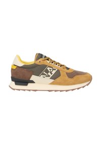 Sneaker con una combinazione di suede beige e accenti marroni. Presentano una suola intermedia bianca e un tallone nero, con logo stampato e dettagli gialli.