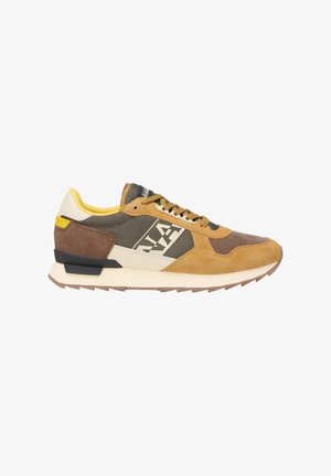Zapatillas con una combinación de ante color marrón claro y acentos en marrón oscuro. Presentan una entresuela blanca y un talón negro, con logo impreso y detalles en amarillo.