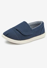 Marineblauer Canvas-Slipper mit weißer Gummisohle, ausgestattet mit einer glatten Oberfläche, elastischem Riemen und gestreiftem Innenfutter.