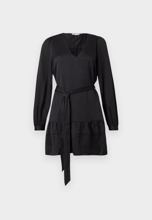 Robe noire avec un décolleté en V, des manches longues et une ceinture à nouer. Présente un niveau froncé au bas pour ajouter de la texture. Fini en tissu lisse.