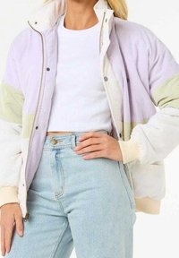 Kleurgeblokte jas gemaakt van zacht stof, met lichtpaarse, beige en witte panelen, voorzien van een ritssluiting aan de voorkant en geribde manchetten.