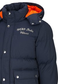 Dunkelblauer Puffer-Jacke mit orangefarbenem Innenfutter, ausgestattet mit silberner Hardware, einer Stickerei mit der Aufschrift "19U69 Italia Milano" und einem hohen Kragen.