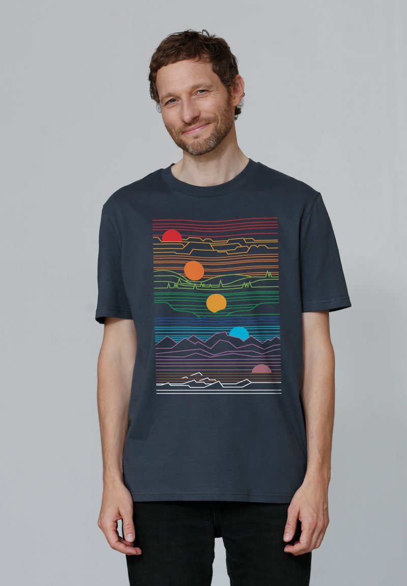 Navyblauwe katoenen t-shirt met een kleurrijke, horizontale lijnprint met bergen en zonmotieven in verschillende kleuren. Standaard pasvorm.