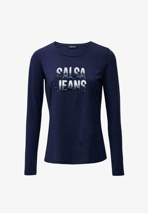 Camiseta de manga larga en color navy hecha de tela suave, con el texto "SALSA JEANS" en lentejuelas con un efecto degradado de plateado a azul.