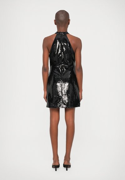 Μαύρο φόρεμα με παγιέτες, με κολάρο halter, προσαρμοσμένο σχέδιο και κλείσιμο με φερμουάρ στην πλάτη. Σύντομη μήκος με λεία, γυαλιστερή υφή.