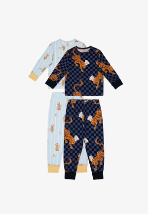 Deux ensembles de pyjamas pour enfants à manches longues ; un à carreaux bleu marine avec des léopards orange portant des chapeaux de chef, l'autre bleu clair avec des souris et des ustensiles de cuisine.