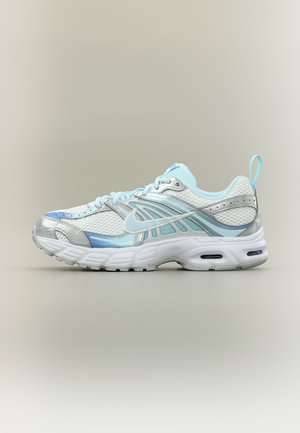 Lyseblå og hvide atletik-sneakers med mesh-stof, reflekterende sølvdetaljer, tyk hvid sål og træksløjfe på hælen, set fra siden.