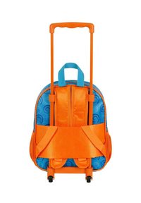 Mochila con ruedas con un mango y tirantes naranjas, cuerpo azul con patrones circulares, bolsillos laterales de malla y dos ruedas.