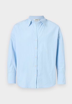 Világoskék, hosszú ujjú, gombos ing hegyes gallérral és mandzsettával, laposan kiterítve, az összes gomb zárva, csak a felső nyitva.