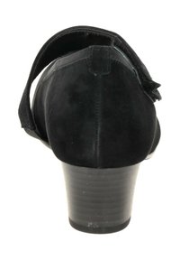 Chaussure pour femme en suede noir avec un petit talon empilé et une fermeture à sangle réglable à la cheville, vue de l'arrière.