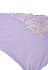 Lavender bikini onderstuk met een gladde stof, een opvallend ontwerp en een kanten rand met bloemenpatronen langs de tailleband.