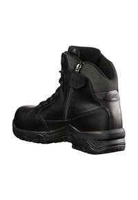 Zwarte tactische laars met een combinatie van leer en mesh, hoge ontwerp, vetersluiting aan de voorkant en een zijrits voor gemakkelijke toegang.