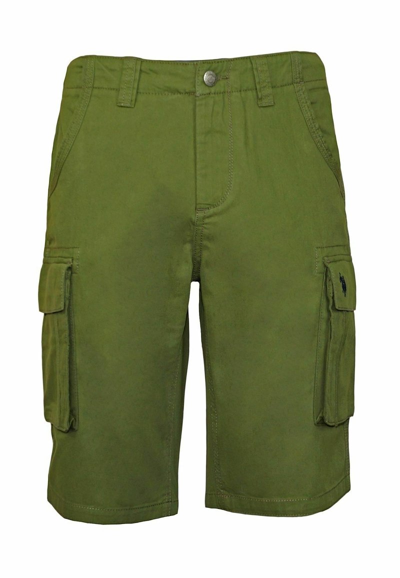 Short cargo vert olive avec fermeture par bouton, passants de ceinture, poches latérales et poches à rabat sur les deux cuisses.