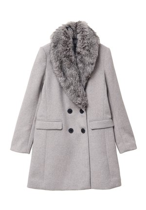 Manteau en laine gris avec col en fausse fourrure, design à double boutonnage, deux poches avant et boutons noirs. Texture lisse et silhouette classique.