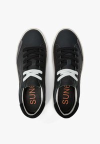 Sneaker nere con finitura in pelle liscia, caratterizzate da lacci neri e bianchi, dettagli grigi e una suola testurizzata con un logo arancione all'interno.