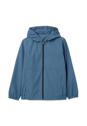 Veste à capuche bleue en matériau léger, dotée d'une fermeture éclair intégrale, de poignets élastiques et de deux poches latérales. Fermeture éclair noire avec tirant jaune.