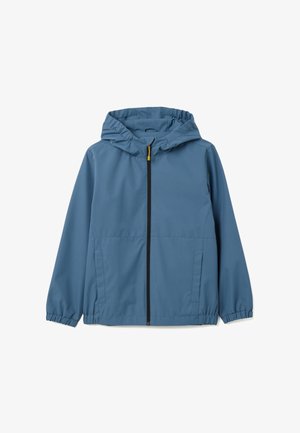 Blauwe hoodie-jack gemaakt van lichtgewicht materiaal, met een volledige rits, elastische manchet en twee zijzakken. Zwarte rits met gele trekker.