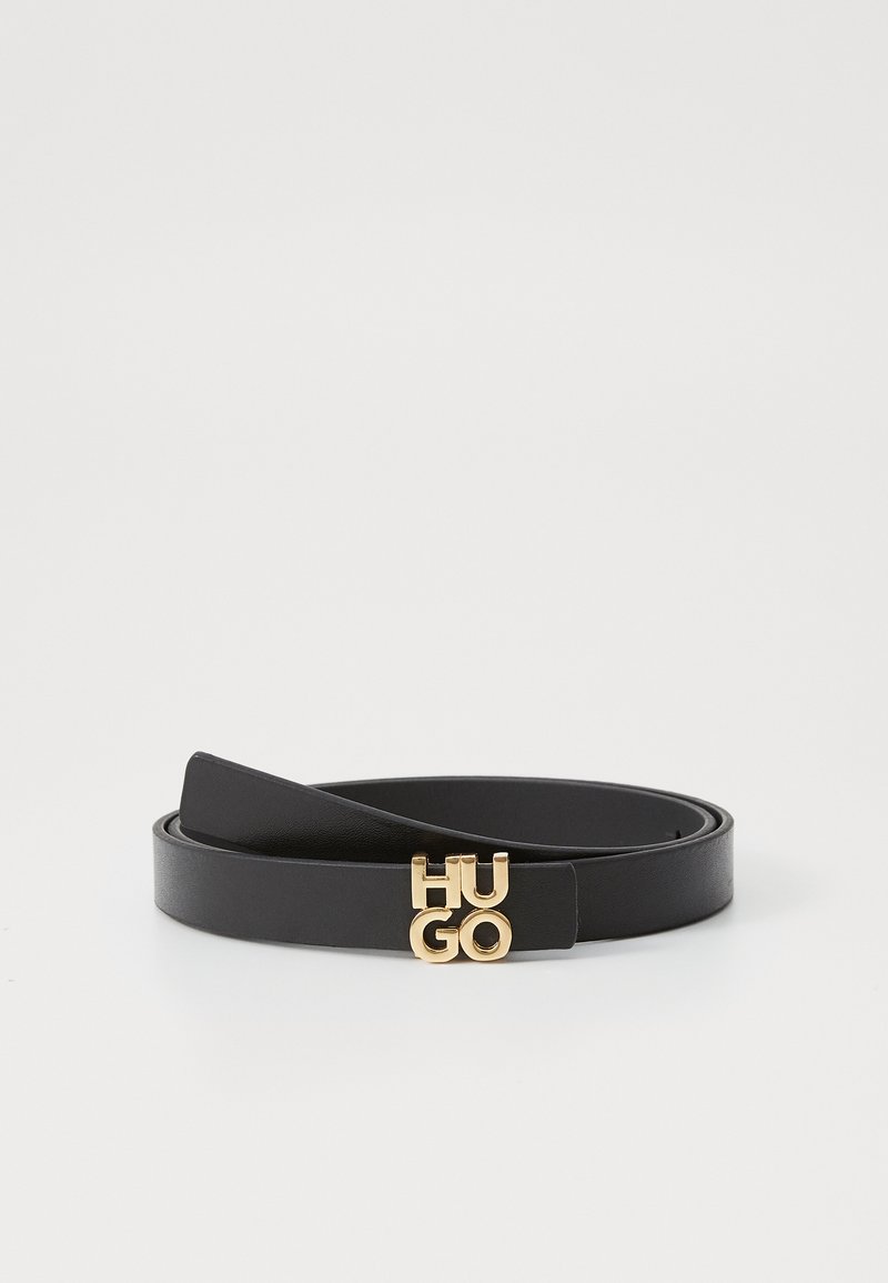 Curea din piele neagră cu o textură netedă și un design elegant, având o cataramă cu logo „HUGO” aurie. Lungime ajustabilă.