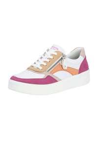 Baskets blanches avec des accents roses, orange et beige. Elles comportent un bout texturé, une fermeture éclair et une semelle blanche rembourrée.