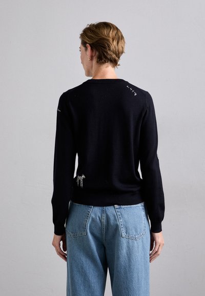 Maglione nero a maglia con maniche lunghe, con dettagli ricamati sulle spalle e un piccolo motivo di cane vicino all'orlo.