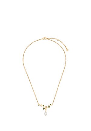 Collana con catena d'oro con accenti di foglie verdi, piccole perle rotonde e un unico pendente a forma di goccia di perla al centro.