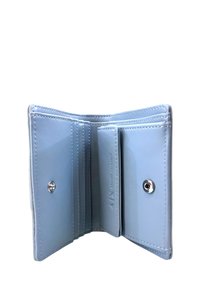 Portafoglio in pelle azzurro chiaro con più scomparti per carte, una tasca per monete e chiusura a pressione. Presenta cuciture ordinate e una texture liscia.