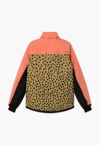 Farbblockierte Jacke mit einem Koralloberen Abschnitt, einem sandfarbenen unteren Abschnitt mit schwarzen Flecken und schwarzen Ärmeln. Robustes Material, entspannte Passform.