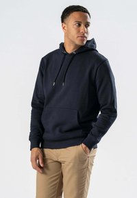 Marineblå hættetrøje lavet af blødt stof, med en frontlomme, justerbar snor og ribbede manchetter og kant.