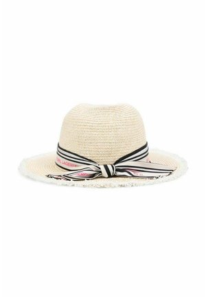 Cappello da sole beige intrecciato con tesa larga sfrangiata e nastro a righe bianco e nero annodato a fiocco intorno alla corona.