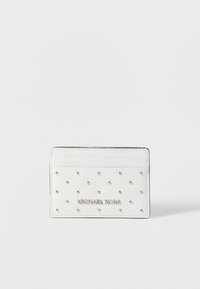 Λευκή δερμάτινη θήκη καρτών με ασημένιες τρούκες, ανάγλυφη επωνυμία και πολλαπλές θήκες καρτών. Υφή επιφάνειας με λείο φινίρισμα.