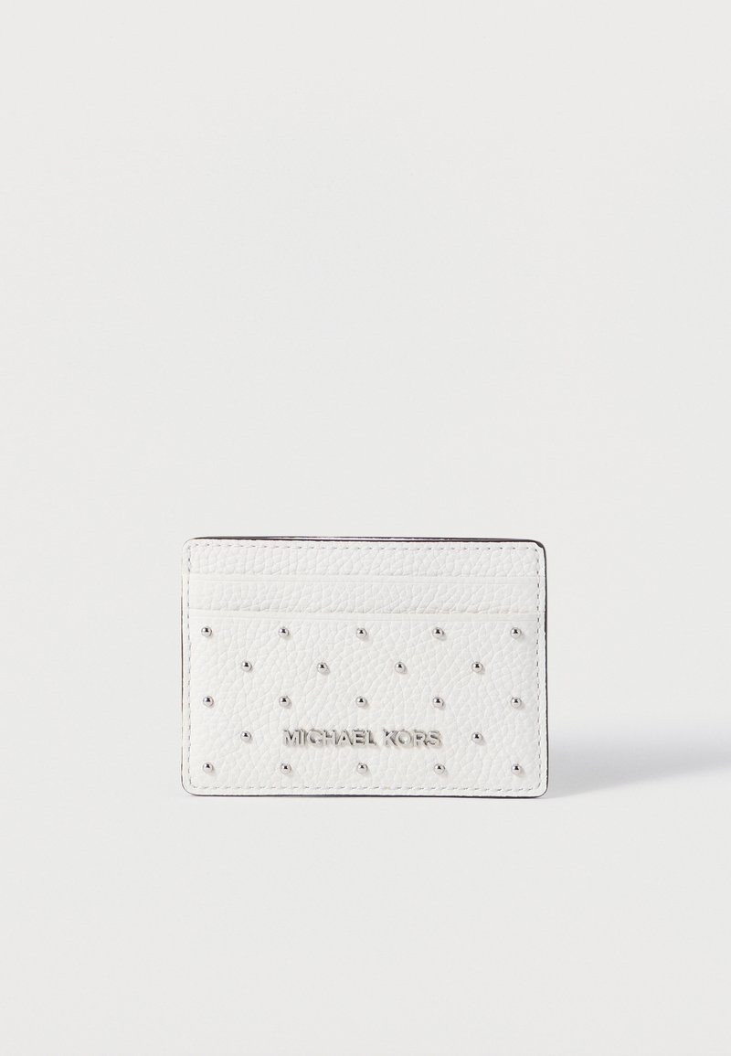 Λευκή δερμάτινη θήκη καρτών με ασημένιες τρούκες, ανάγλυφη επωνυμία και πολλαπλές θήκες καρτών. Υφή επιφάνειας με λείο φινίρισμα.