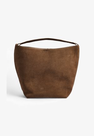 Pruun seemisnahast käekott laia, nurgelise silueti ja lukuga sulgemisega ning lihtsa, lameda käepidemega kandmiseks.