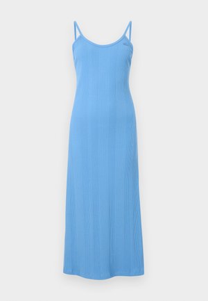 Modra rebrasta maxi obleka brez rokavov s tankimi naramnicami in izrezom scooped na enobarvnem ozadju.