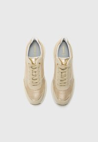 Gull og beige sneakers med en teksturert overdel, glatte detaljer, snøring og en komfortabel såle. Merkevarelogo synlig på innersålene.