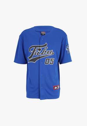 Tricou scurt cu mânecă albastru, prezentând un logo scris negru "FUBU," numărul "05," și un patch cu un logo pe mâneca stângă.