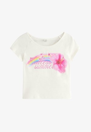 Hvid top med korte ærmer med pink hibiscusblomst, regnbue, små blomster og teksten "Endless summer" i pink kursiv på forsiden.