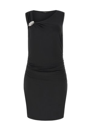 Robe noire sans manches, longueur genou, avec des détails froncés et une broche argentée sur l'épaule gauche près d'un col froncé.