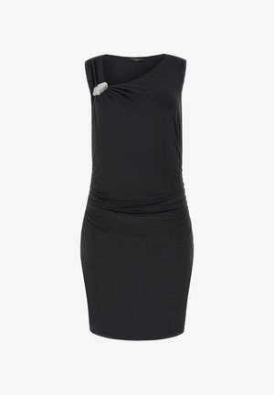 Schwarzes ärmelloses knielanges Kleid mit gerafften Details und einer silbernen Brosche auf der linken Schulter nahe einem gerafften Ausschnitt.