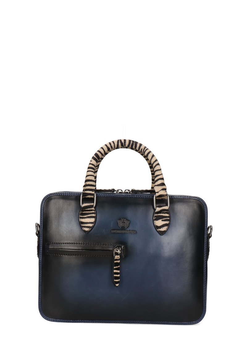 Borsa in pelle blu navy con manici a strisce zebra e zip, forma rettangolare e piccola tasca frontale con zip.