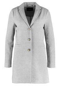 Blazer gris clair en tissu texturé, doté d'un col cranté, de trois boutons, de deux poches avant et d'une poche poitrine.