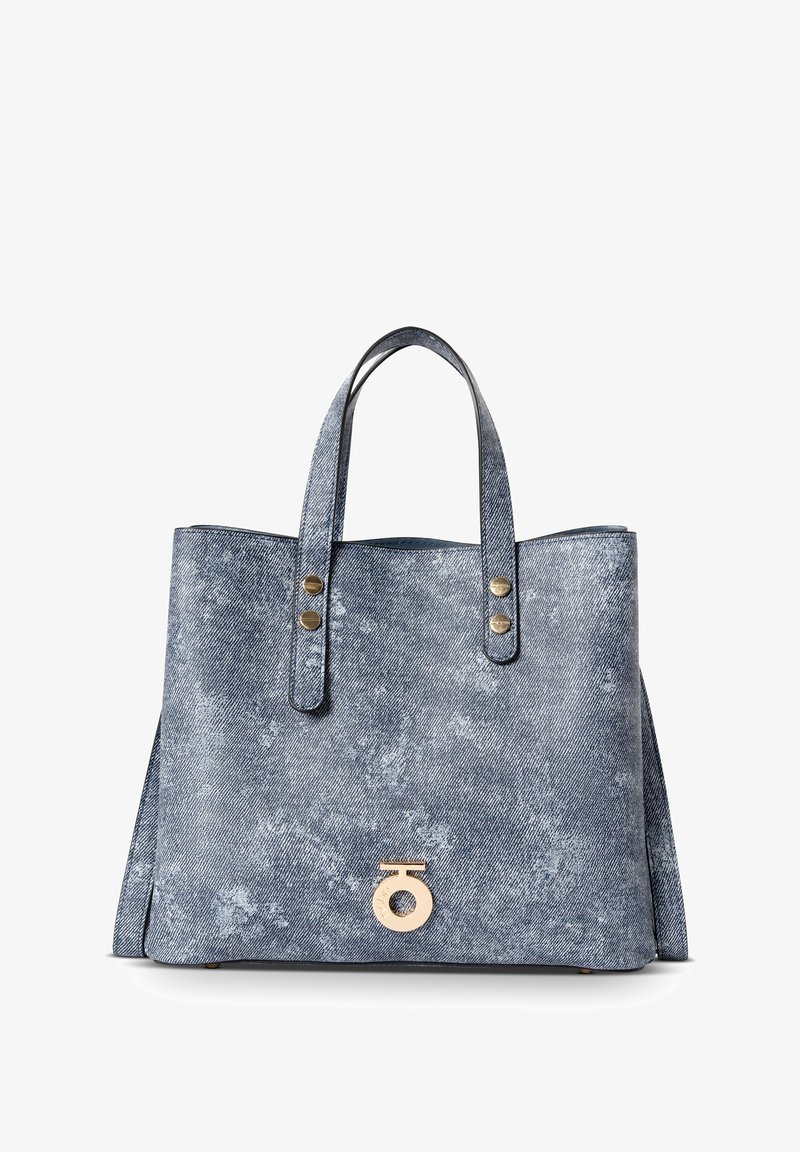 Borsa tote in denim con due manici lunghi, superficie blu testurizzata, dettagli in metallo dorato e un logo rotondo alla base.