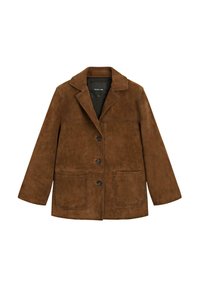 Bruine nubuck leren jas met een ingetogen kraag, drie knopen, twee voorzakken en een gladde textuur. Ontspannen pasvorm met lange mouwen.