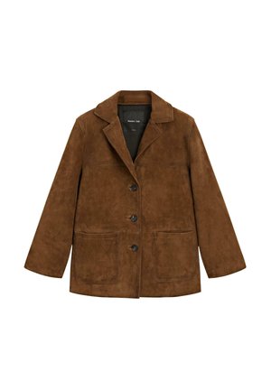 Veste en daim marron avec un col à revers, trois boutons, deux poches avant et une texture lisse. Coupe décontractée avec des manches longues.