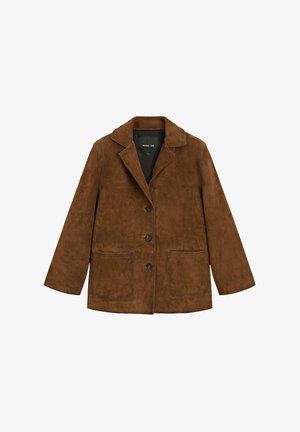 Bruine nubuck leren jas met een ingetogen kraag, drie knopen, twee voorzakken en een gladde textuur. Ontspannen pasvorm met lange mouwen.