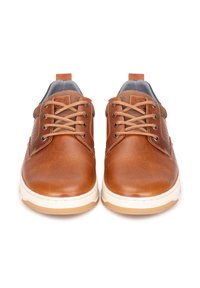 Zapatos de cuero marrón con una textura suave, que cuentan con cordones, una lengüeta acolchada, un forro a rayas en gris y blanco, y suelas de goma.