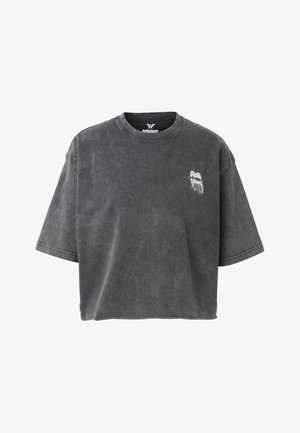 Tummanharmaa, lyhythihainen lyhyt t-paita, jossa vasemmassa rinnassa pieni valkoinen perhoskuvio ja pyöreä kaula-aukko.