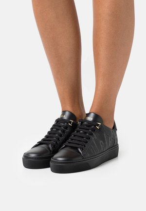 Baskets en cuir noir avec un design texturé, des lacets plats et des détails dorés. Elles présentent une semelle en caoutchouc noire unie.