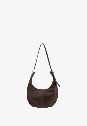 Brązowa skórzana torba hobo o zaokrąglonym kształcie, regulowanym pasku na ramię oraz subtelnym srebrnym wykończeniu. Gładka tekstura z zapięciem na zamek.